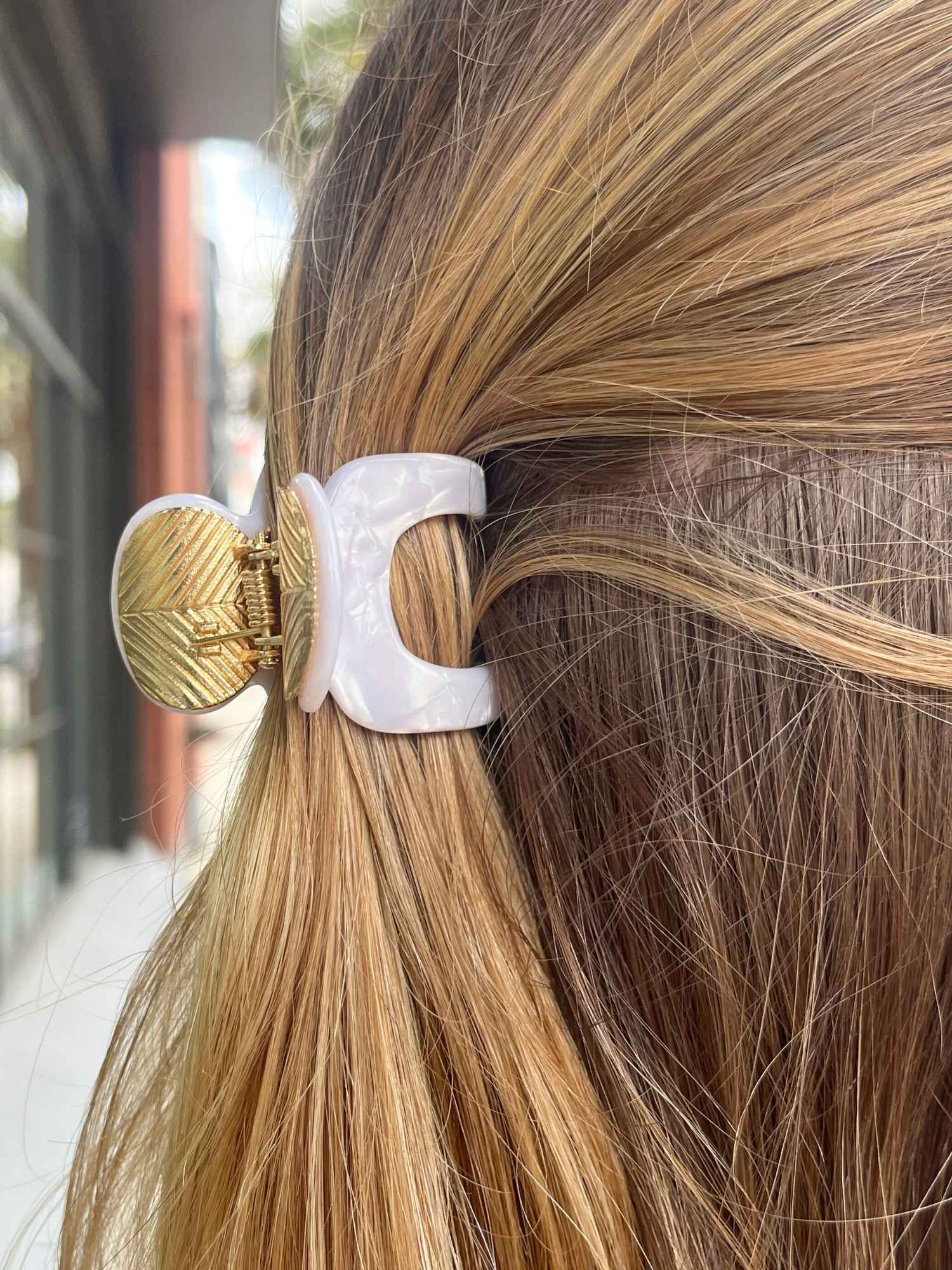 Jade Coastal Claw Clip in Pale Gray