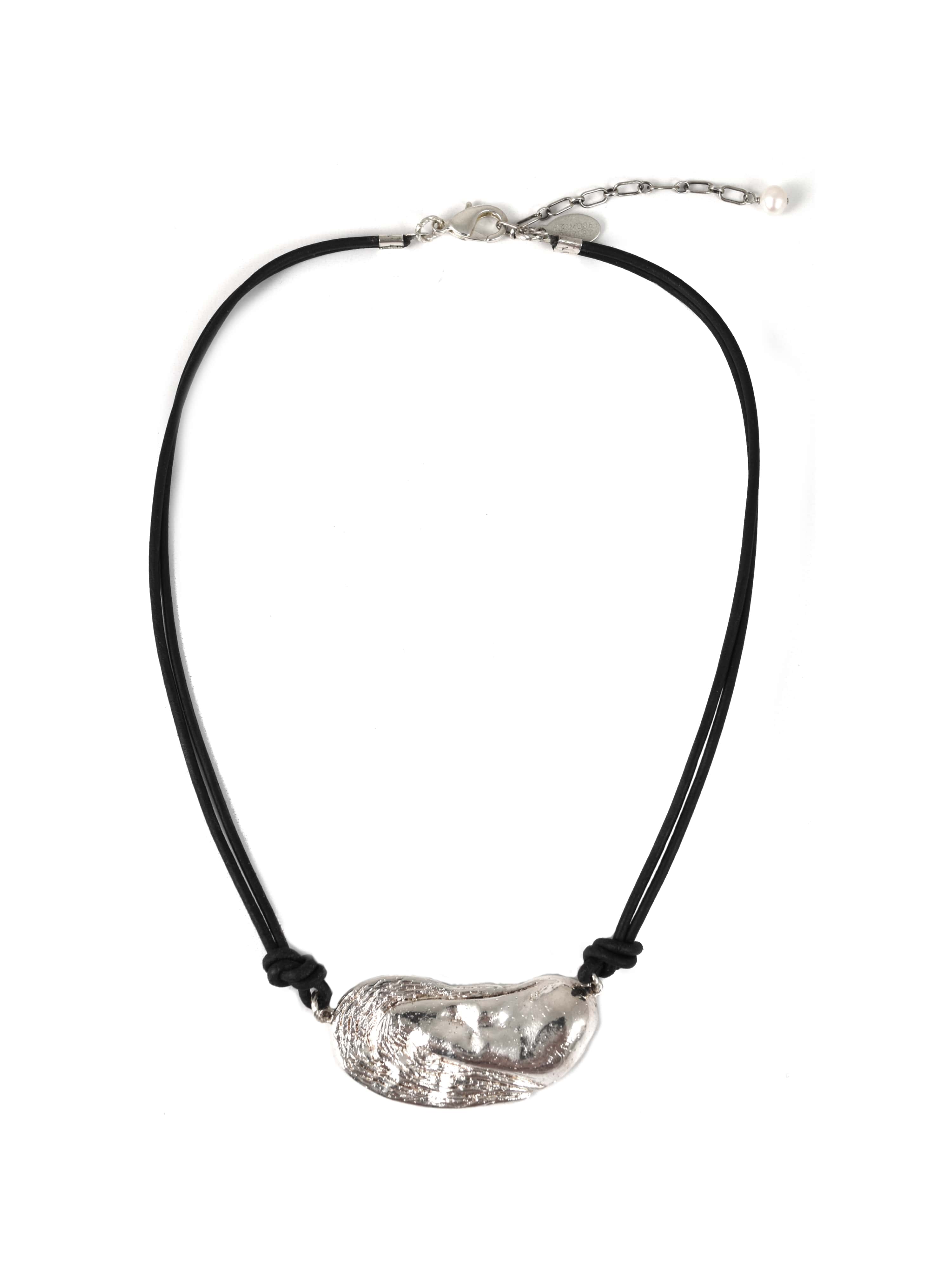 Castaway Oyster Necklace in Black