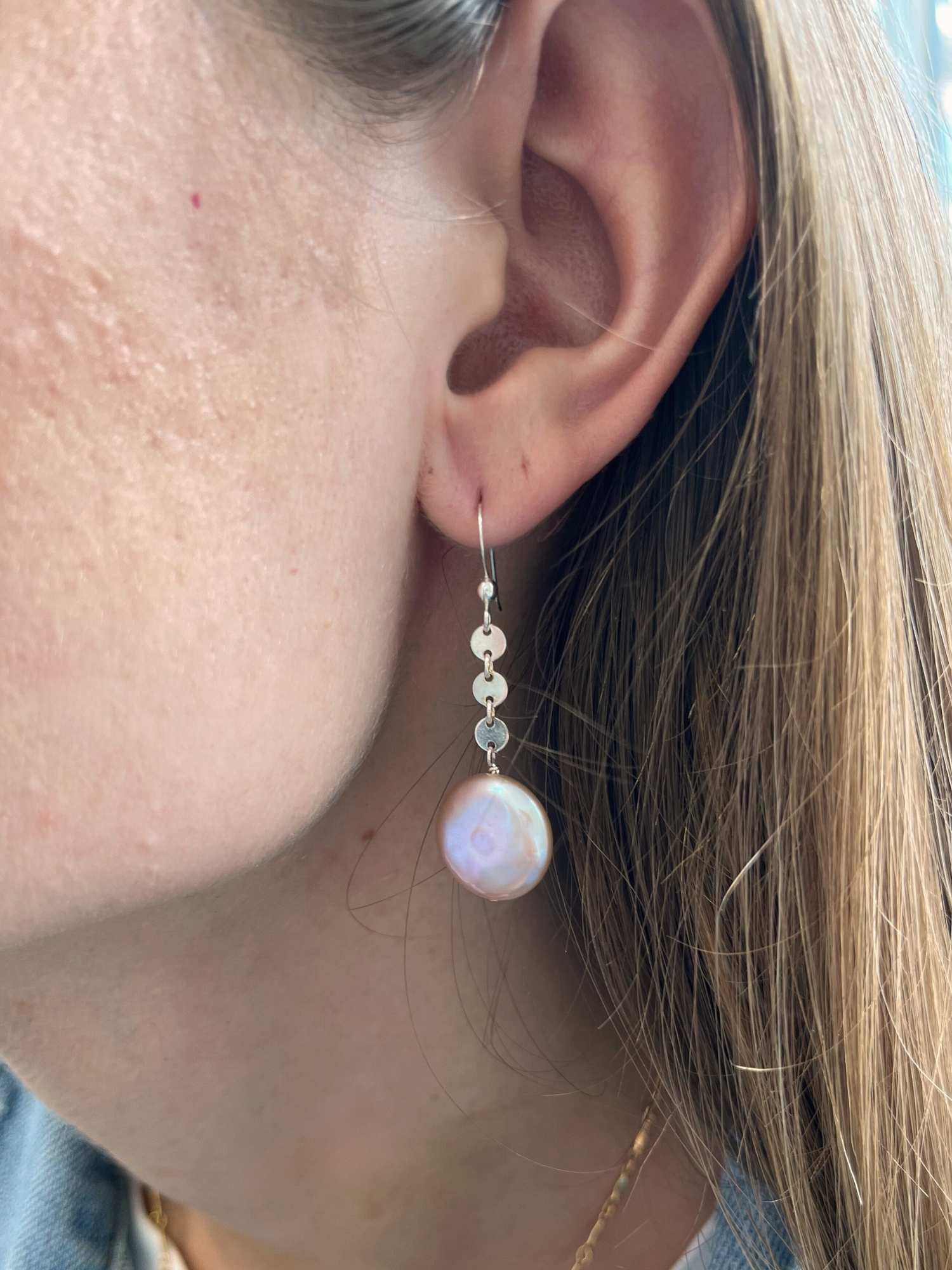 Iris Earrings in Pink Coin Pearl 